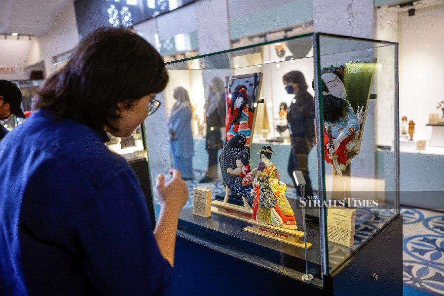 KUALA LUMPUR: Visitors at the 'NINGYO: Art and Beauty of Japanese Dolls' exhibition observing the various types of traditional and modern Japanese dolls exhibited at the National Museum in collaboration with The Japan Foundation Kuala Lumpur. -BERNAMA PIC 