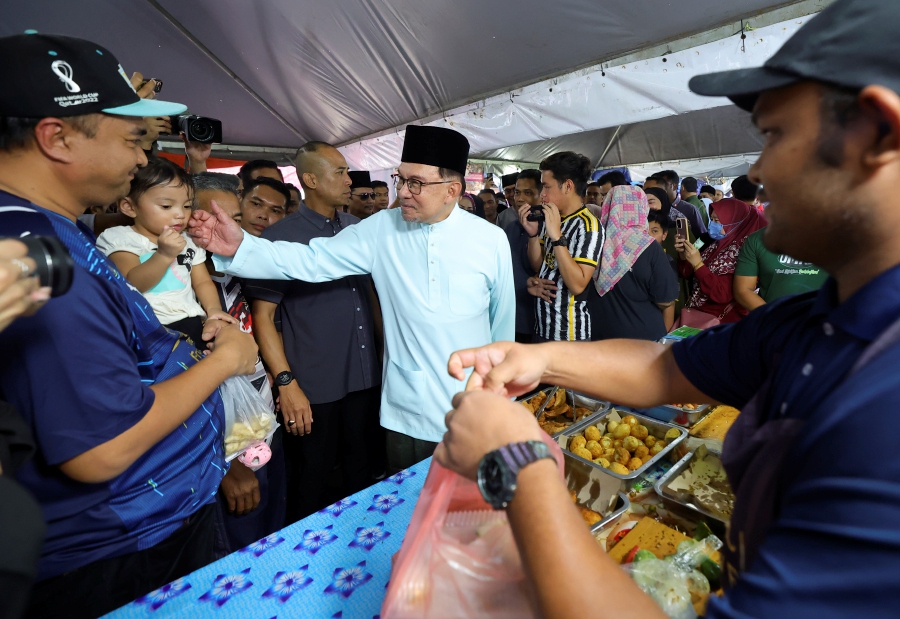 Malaysians need to emulate the idyllic lifestyle in Sarawak, where its people of diverse races, religions and culture live in unity, Prime Minister Datuk Seri Anwar Ibrahim said. - Bernama pic