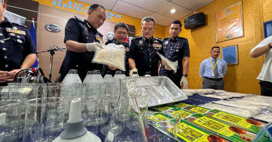 Police stormed a drug-processing lab in an apartment in Batu Kawa, arresting two men suspected of drug trafficking. - File pic credit (I Love Borneo)