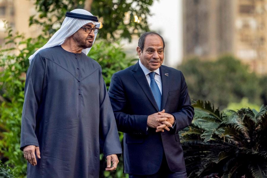 This handout picture provided by the UAE Presidential Court shows UAE President Sheikh Mohamed bin Zayed al-Nahyan (Left)) being received by Egypt's President Abdel Fattah al-Sisi in Cairo. - (Photo by Hamad AL-KAABI / UAE PRESIDENTIAL COURT / AFP)