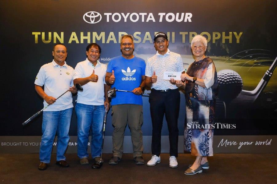 The winning team, consisting of (from left) Imran Mohamad Nor, Aziz Hassan, Mahathir Mohamad, and Nazri Zain, pose for a photo with PGM director Yip Jian Lee.