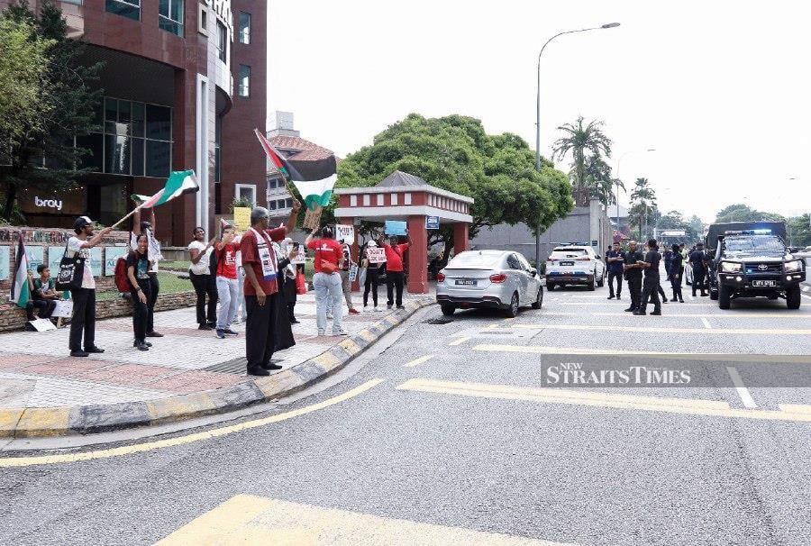 Human rights group Suara Rakyat Malaysia (Suaram) has called for a thorough review of police procedures in facilitating public assemblies following the arrest of Gegar Amerika protest organiser Harmit Singh near the United States (US) Embassy here yesterday. - NSTP/ SADIQ SANI