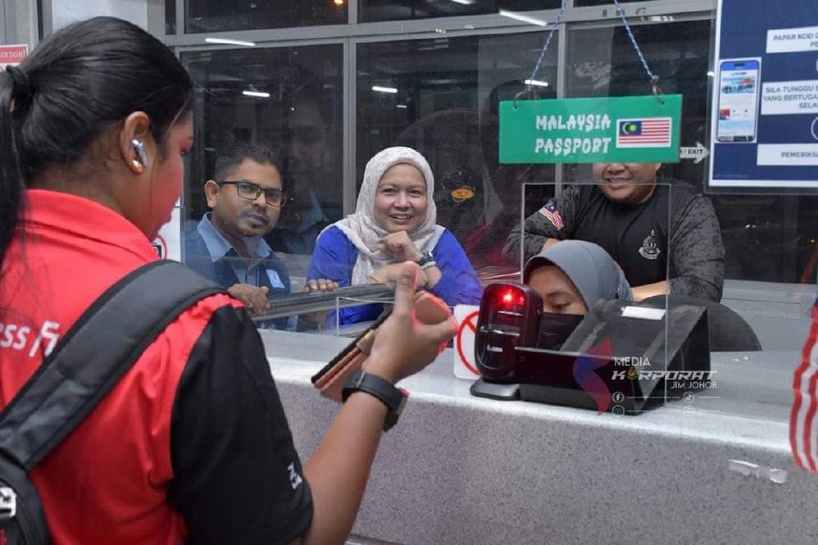 Travellers using the QR code-based immigration clearance at the Sultan Abu Bakar Complex here to enter Singapore have given it the thumbs up. — Pic courtesy of Johor Immigration Dept