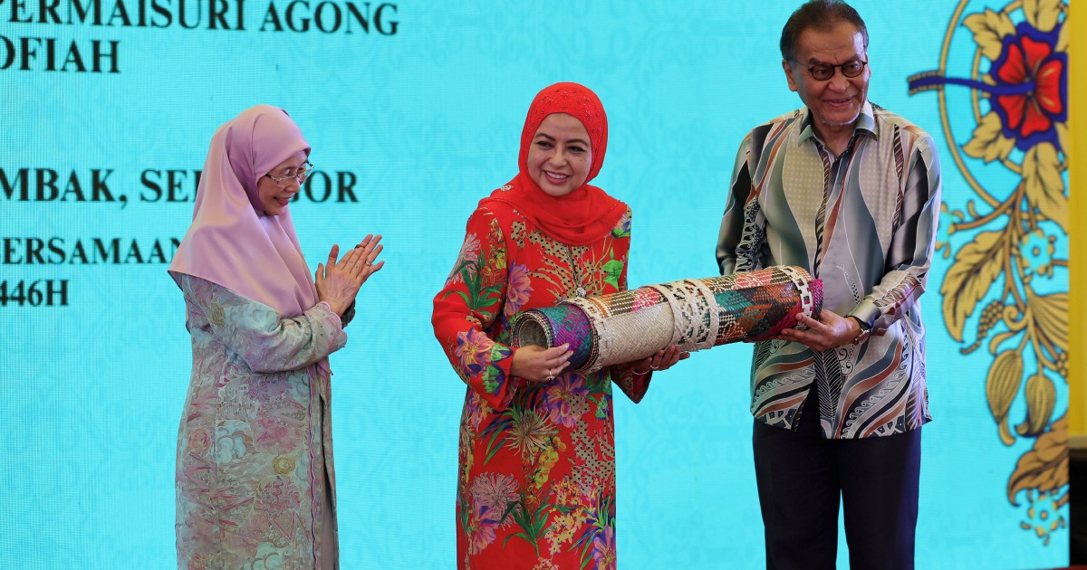 Queen visits Orang Asli hospital in Gombak | New Straits Times