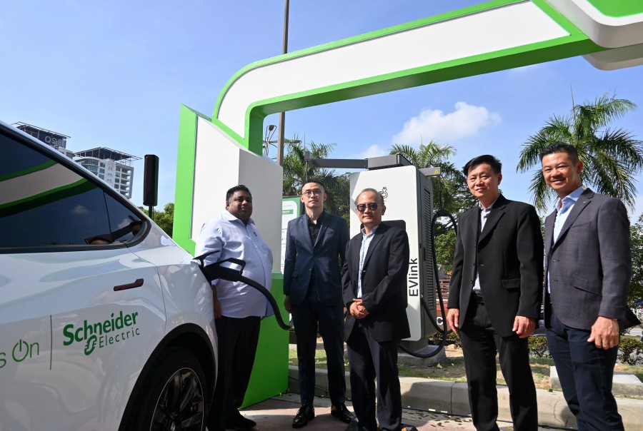 The EVlink Pro DC features scalable power options ranging from 120kW to 150kW and 180kW, allowing for dynamic simultaneous charging of two vehicles to optimise power usage efficiency. -- Bernama photo