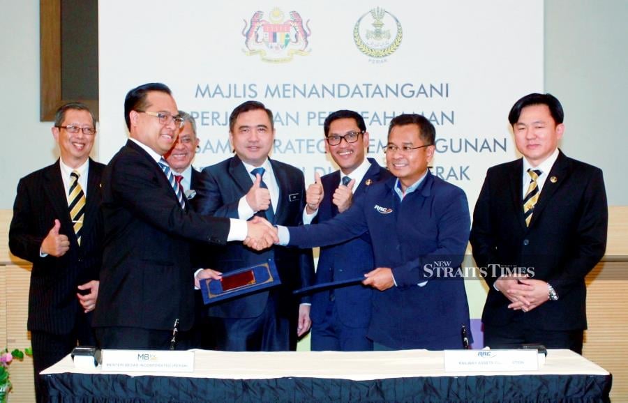 A memorandum of understanding (MoU) was inked between RAC and MBinc at the Transport Ministry. Perak MBinc was represented by chief executive officer Anuar Zainal Abidin (2nd left) while RAC was represented by its general manager, Azhar Ahmad.