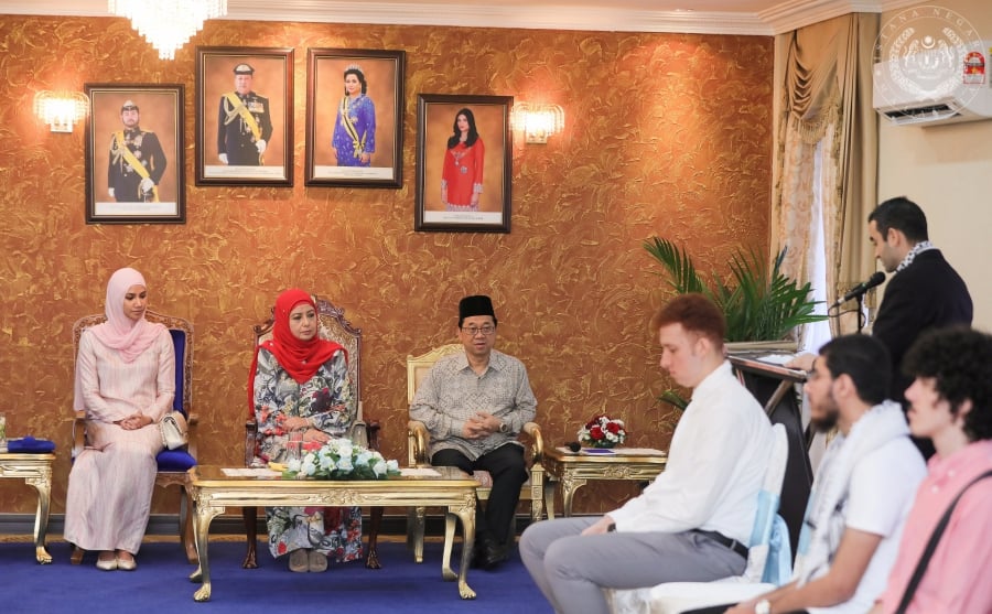 Her Majesty Raja Zarith Sofiah, Queen of Malaysia said Palestinians in Malaysia can find a safe environment and opportunities for a better future through education, even though some aspects of the conflict may seem insurmountable. - BERNAMA pic