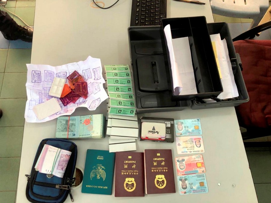An Immigration Department officer and a woman were detained at the Kuala Lumpur International Airport (KLIA) yesterday over suspicion of being involved in illegally facilitating the entry and exit of foreigners. -- Photo courtesy of reader