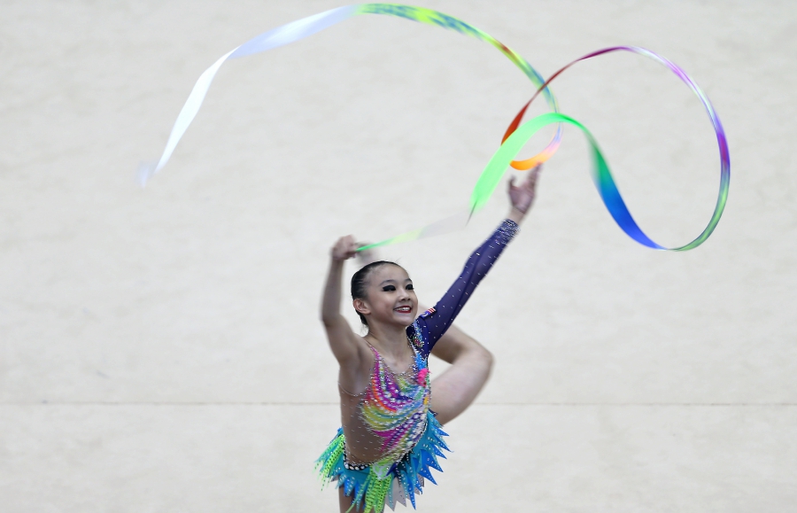 Federal Territories gymnast, Rayna Loh proved that she is in a class of her very own when she swept clean all four gold medals that were up for grabs in the individual rhythmic gymnastics event at the Malaysia Games earlier today (Thursday). Photo Credit: Effendi Rashid