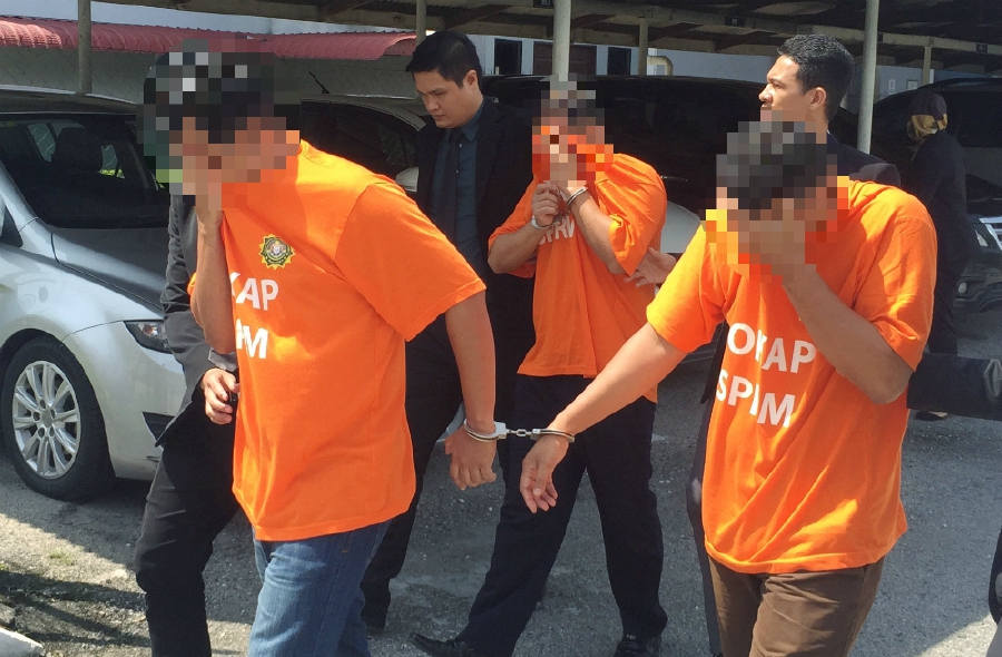 A senior police officer with the rank of Assistant Superintendent and four rank-and-file personnel were remanded for five days over suspicion of soliciting bribes amounting to RM3,000. Pic by NSTP/MUHAMMAD APENDY ISSAHAK