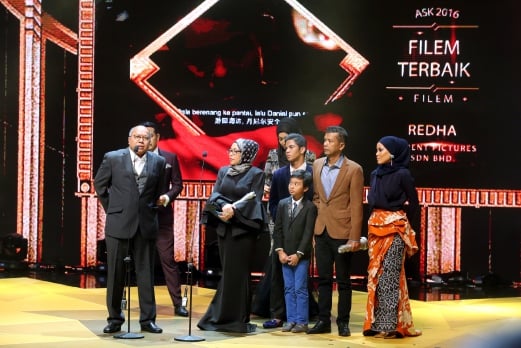  Director Tunku Mona Riza may be a newbie in the local movie industry, but her much-talked-about film Redha showcased her filmmaking strength when it won Best Film at the Anugerah Skrin 2016 tonight. Pix by Mohd Fadli Hamzah