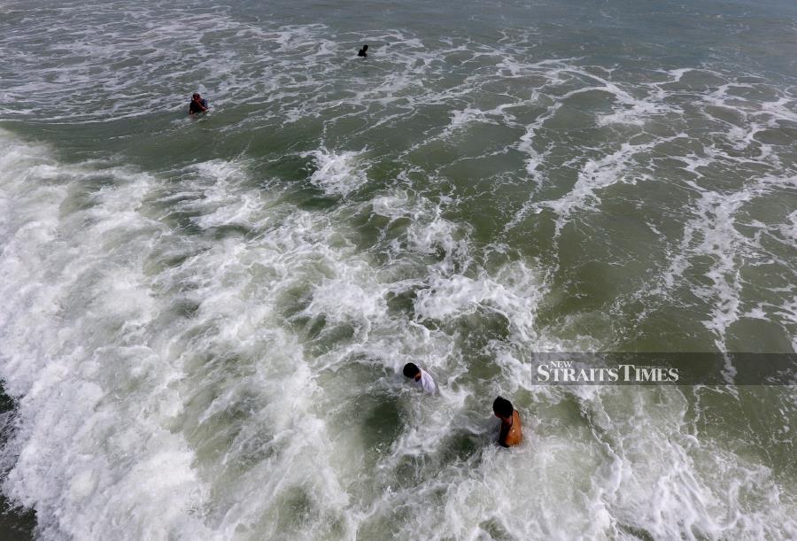 The clams were collected from the shallows using scoops and rakes, but for a better yield, some would go deeper into the water. - NSTP/IMRAN MAKHZAN.