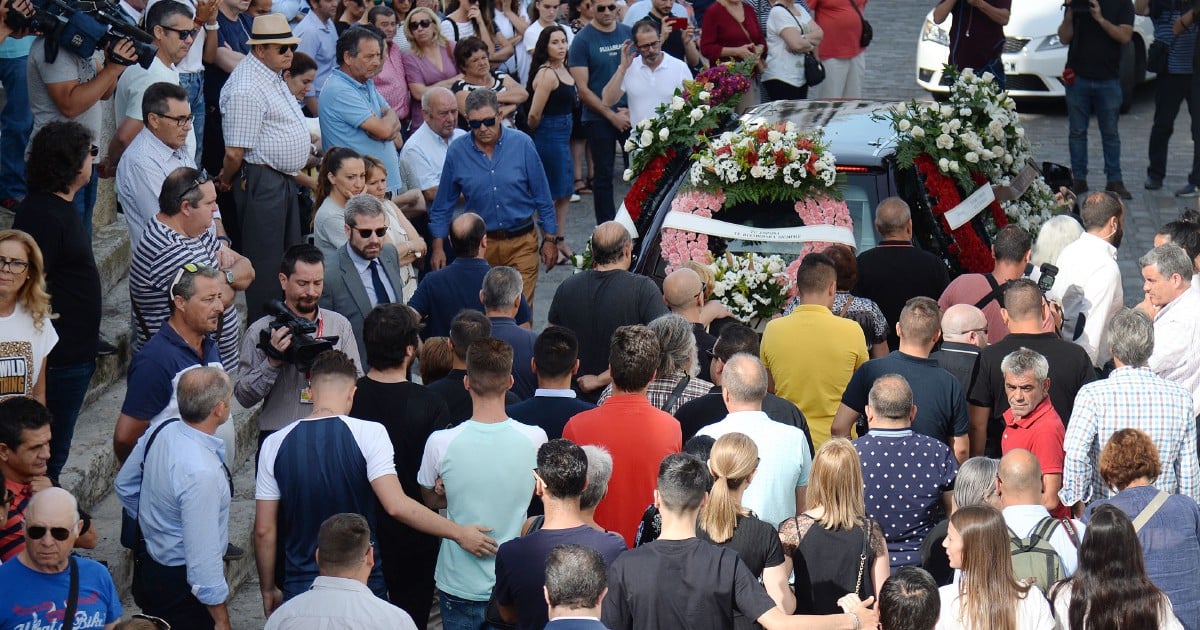 Jose Antonio Reyes: Mourners pay tribute to ex-Arsenal star at hometown  funeral, World News