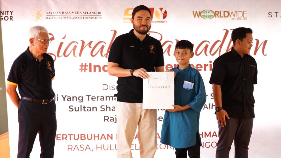 Tengku Amir Shah mingled with the occupants of the welfare home and handed over donations in the form of Raya money packets, basic goods and Raya clothes to the recipients. - Courtesy pic