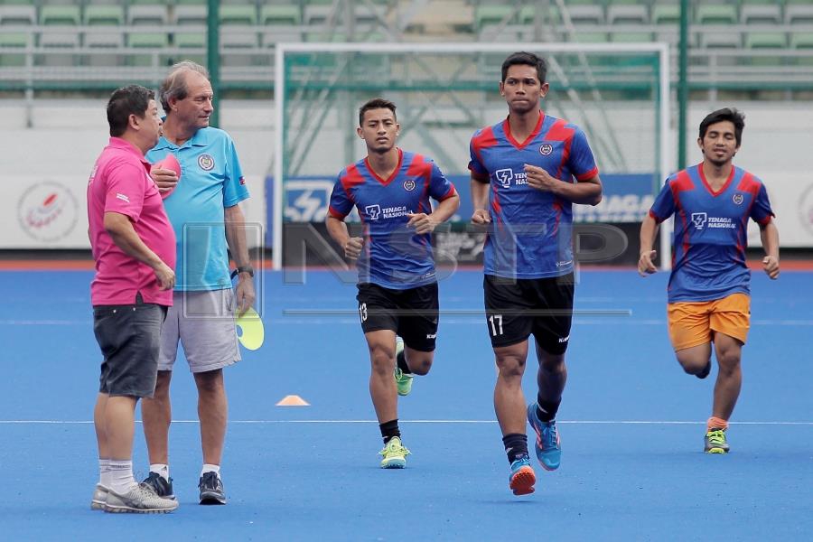 National men’s hockey squad coach Roelant Oltmans (2nd from left) is hoping for a positive result in their final friendly match against New Zealand at the National Hockey Stadium in Bukit Jalil tomorrow (Thursday) before they depart for Bhubaneswar, India for the World Cup which takes place from November 28 (Wednesday) to December 16 (Sunday). Pic by NSTP/AIZUDDIN SAAD