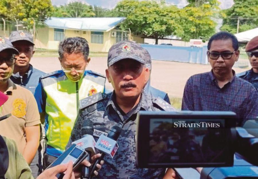 The Immigration Department will give its full cooperation to the police in connection with the allegation by a director of a foreign worker agency that he was assaulted by an immigration officer while in custody. - NSTP file pic