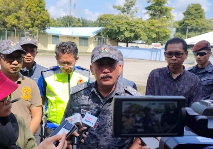 Immigration Department director-general Datuk Ruslin Jusoh said the raid was conducted by a team from the Atipsom and Amla Prevention Division, in collaboration with the department’s Enforcement Division on Thursday at 1.30pm. STR/ROSMAN SHAMSUDIN.