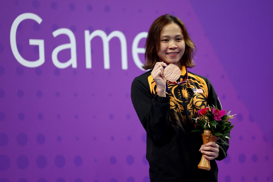 Bronze medallist Malaysia's Pandelela Rinong Pamg poses during the medal ceremony for the Women's 10m Platform final. - REUTERS Pic