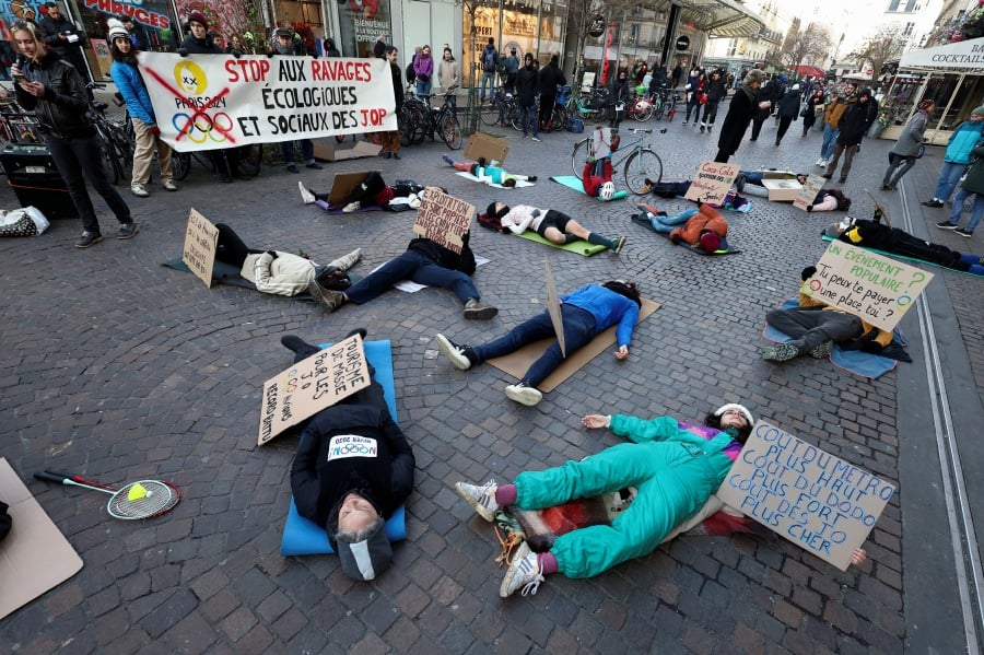 Environmental activists stage a "die-in" protest during a day of mobilisation within France against the Olympic and Paralympic Games, in front the Paris 2024 store in Paris, France, December 2, 2023. REUTERS/Stephanie Lecocq 