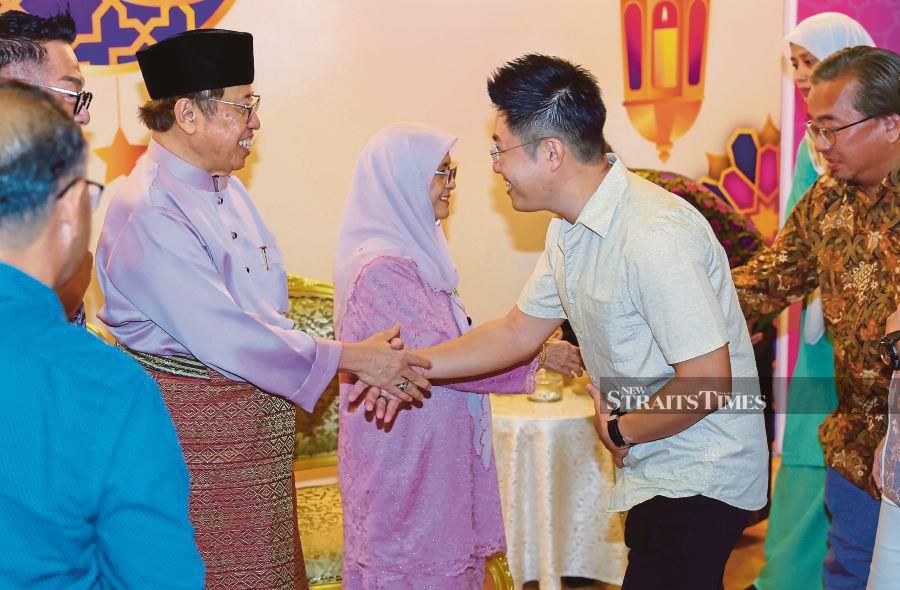  Tan Sri Abang Johari Tun Openg (left) entertaining guests at the Aidilfitri Open House event held at the Borneo Convention Centre Kuching (BCCK) today. Photo by Rushdan Manan/Bernama.