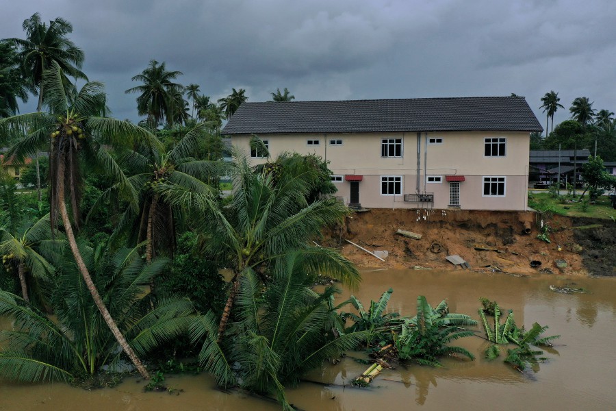 Villagers living along an eroded embankment in Sungai Kampung Kuau here are worried that unmitigated erosion and a recent collapse of the river bank behind a two-storey rental house worth RM1.1 million could be life-threatening after heavy rain from yesterday morning (December 13). BERNAMA PIC