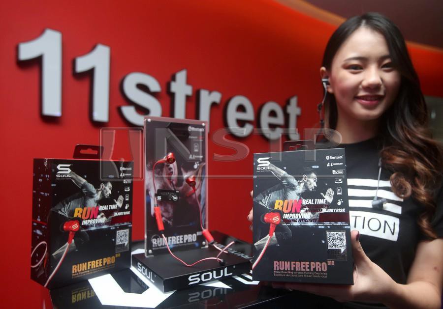 Model Lily Yap with Run Free Pro Bio during launching world first intelligence wireless earphones during the Soul Electronics partnership ceremony with 11street at NU 2 Tower. NSTP pix by NUR ADIBAH AHMAD IZAM.