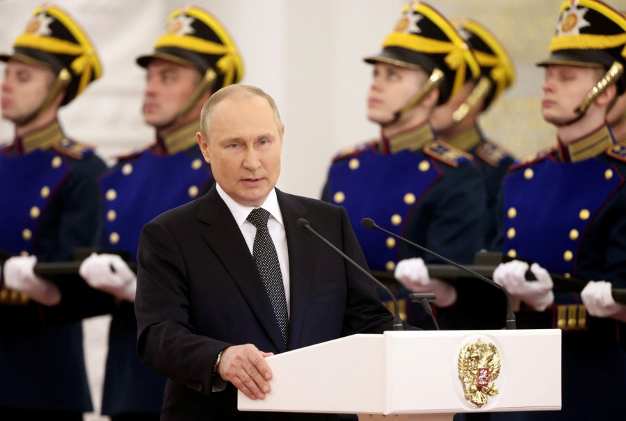Russia's President Vladimir Putin delivers a speech during a ceremony to present state awards to honourees for outstanding achievements on Russia Day in Moscow, Russia June 12, 2022. - Sputnik/Evgeny Biyatov/Kremlin via REUTERS pic