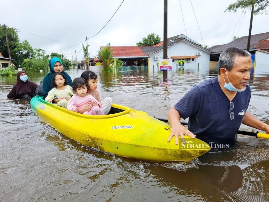 Everything that can go wrong went wrong for the Dec 17, 2021 weekend floods in eight of the 11 peninsula states. - NSTP/MOHD RAFI MAMAT