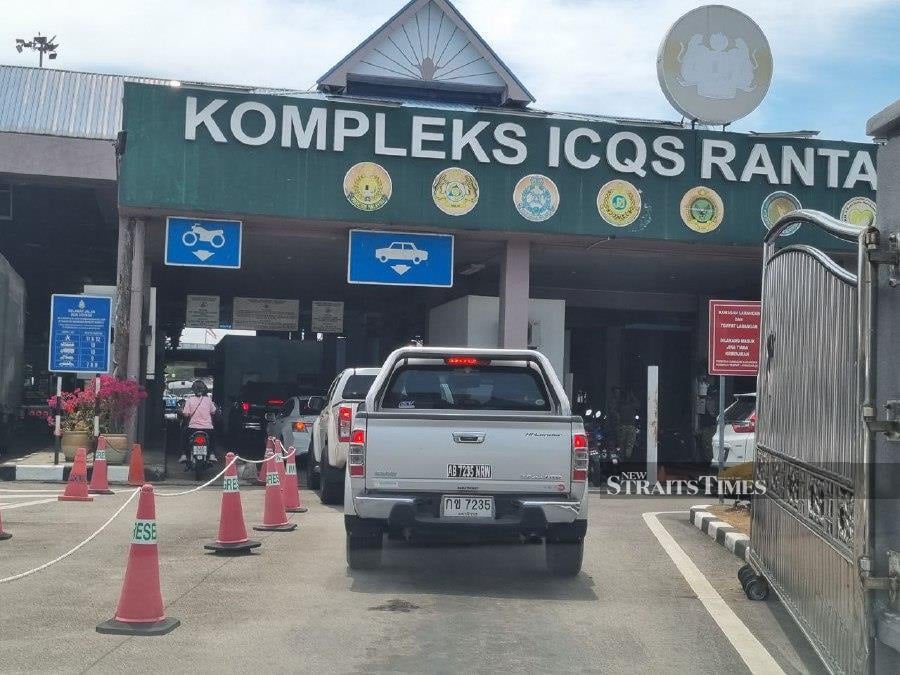 Rantau Panjang checkpoint, one of the three entry points in Kelantan used by tourists to enter Malaysia from Thailand. In the first four months of the year, almost 400,000 tourists entered the country via the three border checkpoints. NSTP/SHARIFAH MAHSINAH ABDULLAH