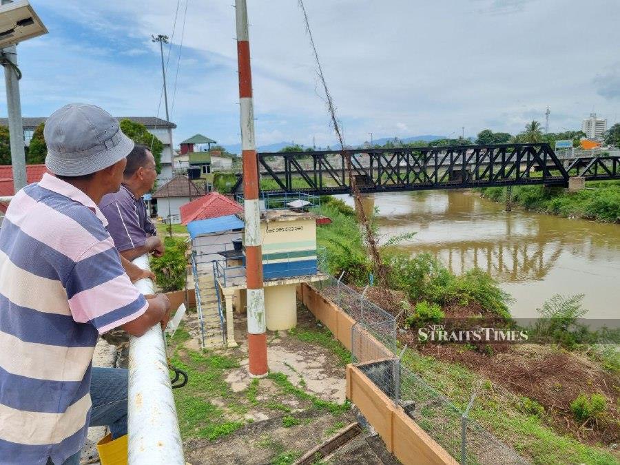 A labourer, who only wanted to be known as Ismail, said the proposal to build a new bridge connecting Rantau Panjang and Sungai Golok town in Thailand would generate greater returns to the economy of both countries.  - NSTP/ SHARIFAH MAHSINAH ABDULLAH