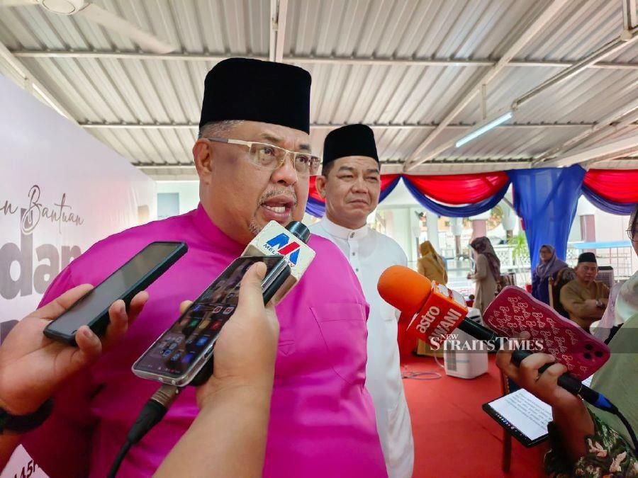  Melaka Chief Minister, Datuk Seri Ab Rauf Yusoh, described Umno Youth chief Dr Muhamad Akmal Saleh's actions regarding the controversy surrounding socks bearing the word Allah as representing the voice of the Malay community in defending Islam in the country. - NSTP/AMIR MAMAT