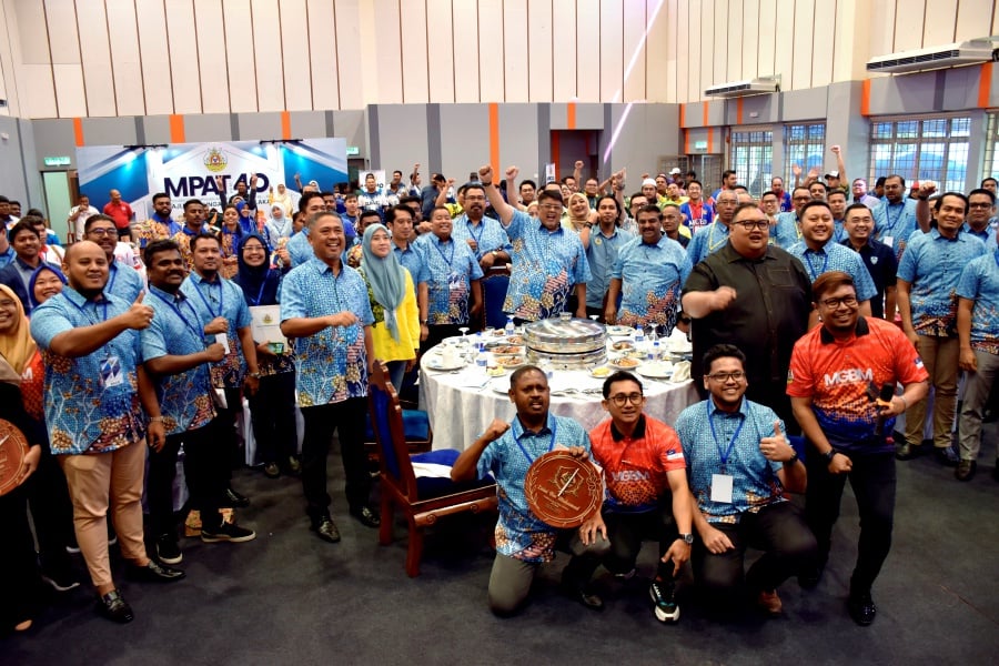 Melaka Chief Minister Datuk Seri Ab Rauf Yusoh (center) said these youth are free to carry out any type of business be it in the food and drink industry, tuition centres or homestays with a rental rate of RM600 per month. - Bernama pic