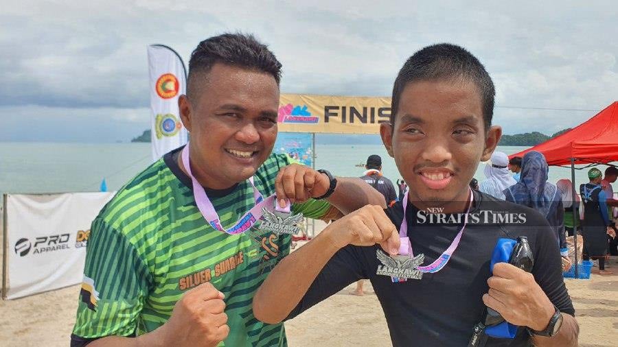 Raziq Rizal, 17 (right), a student of SMK Wira Jaya in Ipoh, Perak, took part in the 2km men’s open category. - NSTP/HAMZAH OSMAN