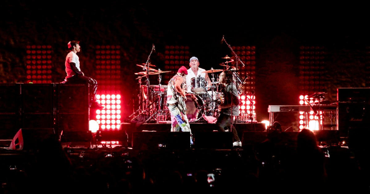 element løber tør Gymnast Red Hot Chili Peppers rock Egypt's pyramids
