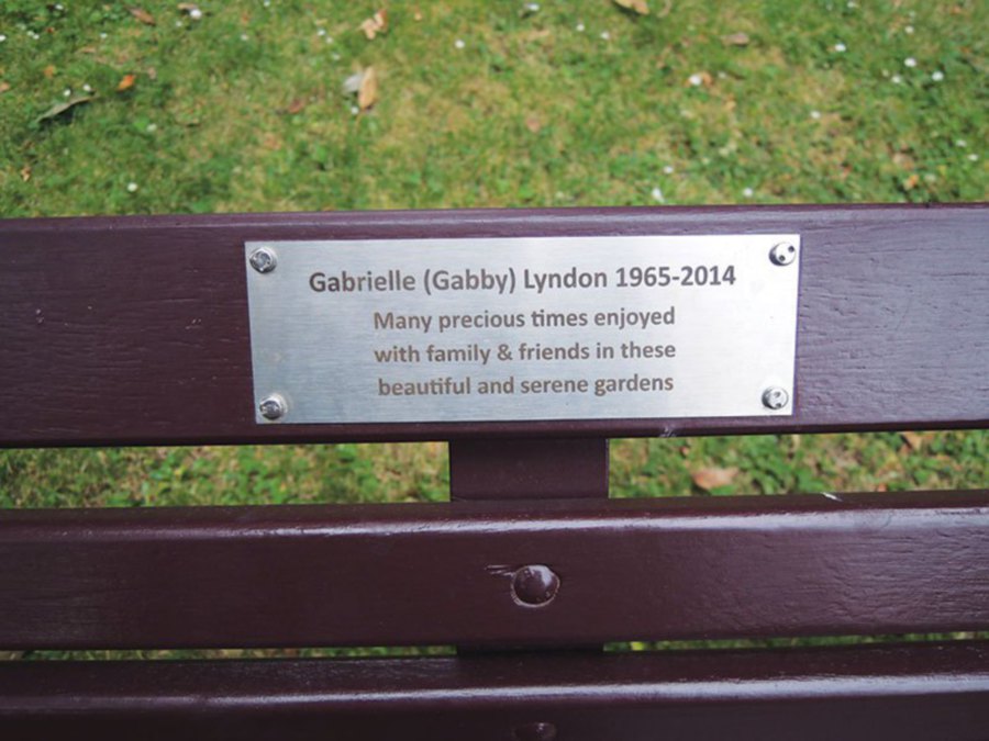 Personal momentos dedicated to loved ones on the benches.