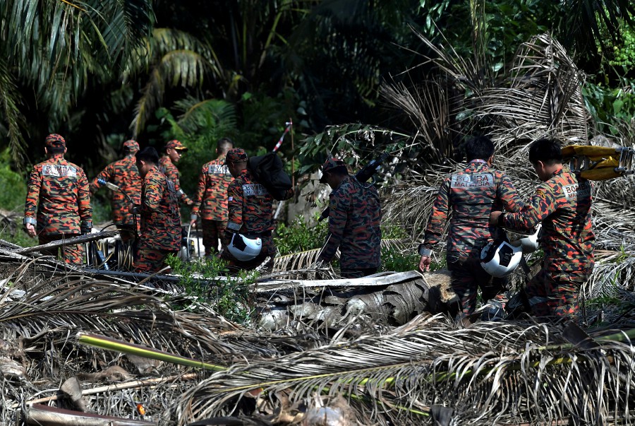 The Selangor State Fire and Rescue Department (JBPM) conducted manual excavation to retrieve the bodies of the plane crash victims in Kampung Tok Muda, Kapar, here, today. - Bernama pic