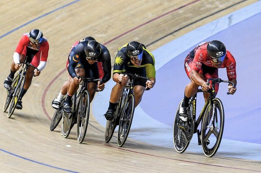 National cyclist Muhammad Ridwan Sahrom (right) in action during the Men Elite Keirin Final event in conjunction with the ASEAN Track Series race at the National Velodrome today. - Bernama pic