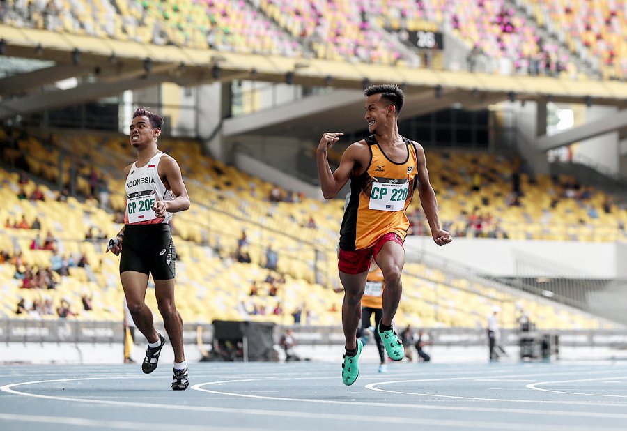 FILE: Veteran Ridzuan Puzi (Right) clocked a season-best time of 12.37s to finish third in his heat to qualify for the men's 100m T36 (cerebral palsy) final at the World Para Athletics Championships in Kobe, Japan, today (May 22). — NSTP FILE PIC