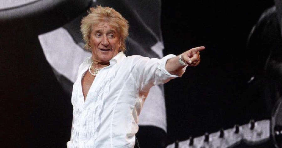 Rod Stewart paid tribute to Ukraine as he introduced the song “Rhythm of My Heart” at his sold-out concert in Leipzig. - Pic credit Facebook rodstewart