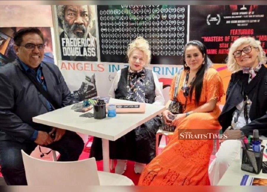 Rosmarayu (second from right) says Malaysian producers should aim to produce film which can be marketed internationally. Photo courstesy of Rosmarayu Mokhtar