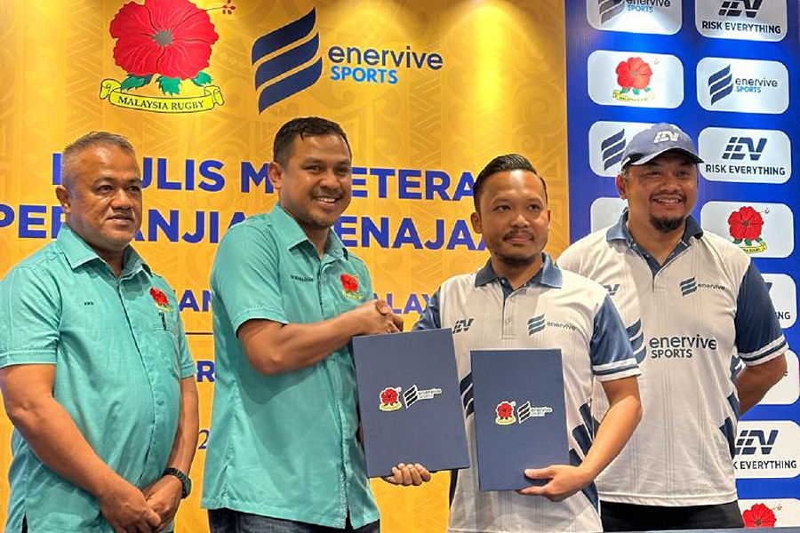 Malaysia Rugby (MR) director of refereeing Nik Ramadhan Nik Abdullah (second from left) shakes hands with Evervive chief operating officer Syafiq Musa. Looking on are MR president Amir Amri Mohamad (far left) and Enervive chief executive officer Shahrizin Shaharudin (far right). 