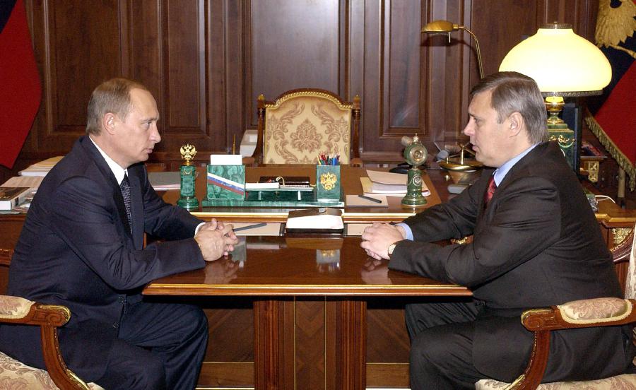 (FILES) This photograph taken on February 24, 2004, shows Russian President Vladimir Putin (L) talking to former Russian Prime Minister Mikhail Kasyanov at his office in Moscow's Kremlin. - Kasyanov, Russia's prime minister from 2000 to 2004, said to AFP he expected the war could last up to two years, but he was convinced that Russia could return to a democratic path. - AFP pic
