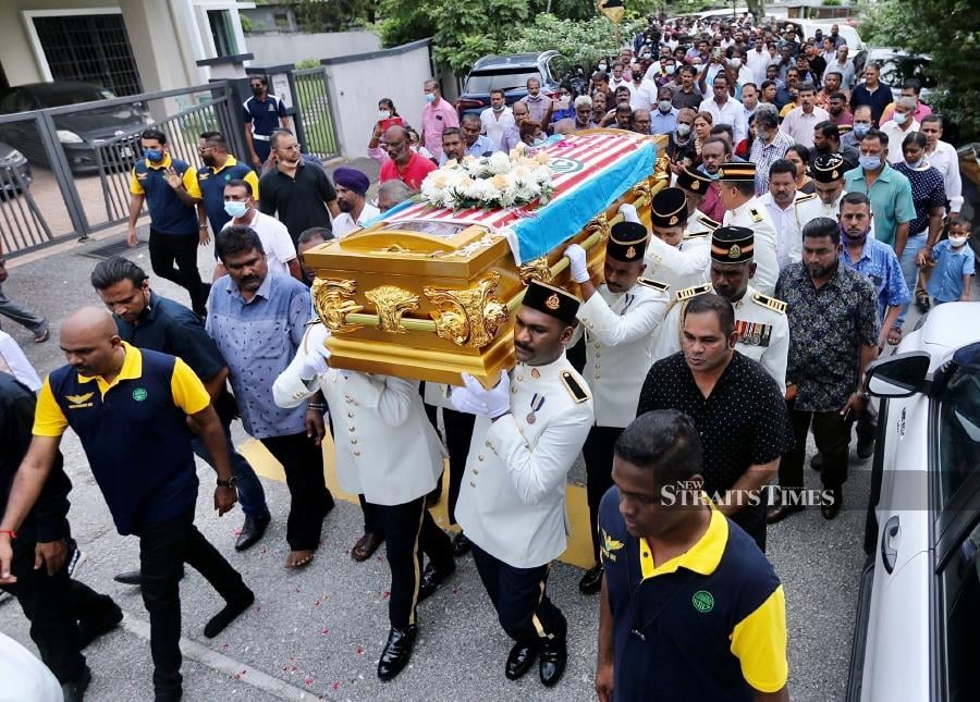 Over 300 friends and family members were present at the crematorium to pay their last respects to Samy Vellu, including Human Resources Minister Datuk Seri M. Saravanan, MIC president Tan Sri S.A. Vigneswaran and MIC Puteri chief Shaliny Rajaram. - NSTP/FATHIL ASRI.