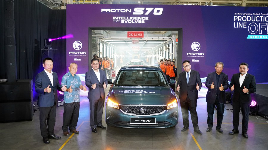 Proton deputy chief executive officer Roslan Abdullah (right) said it had received bookings for about 400 units in the first week following the line-off ceremony for the model on Oct 31.