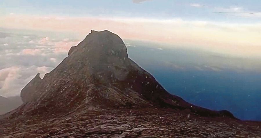 Alexzander Kueh Check Boo and his wife were attempting to scale the peak yesterday when the incident occurred.- Pic courtesy of NST reader (for illustration purposes only)