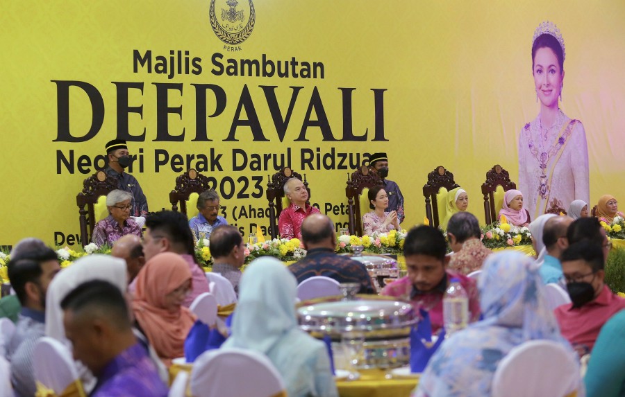 The Sultan of Perak, Sultan Nazrin Muizzuddin Shah, attended the state-level Deepavali celebration at Dewan Sri Tanjong, Tanjung Malim District Council, here today. BERNAMA PIC