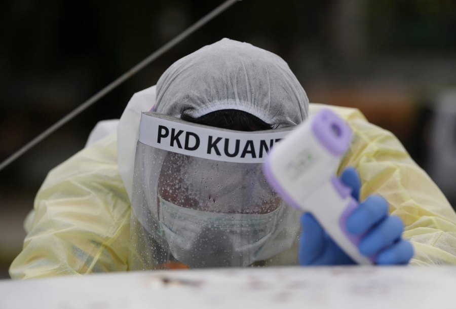 The country continues to record four-digit new Covid-19 cases, with 1,220 cases reported as of noon today. - Bernama photo.