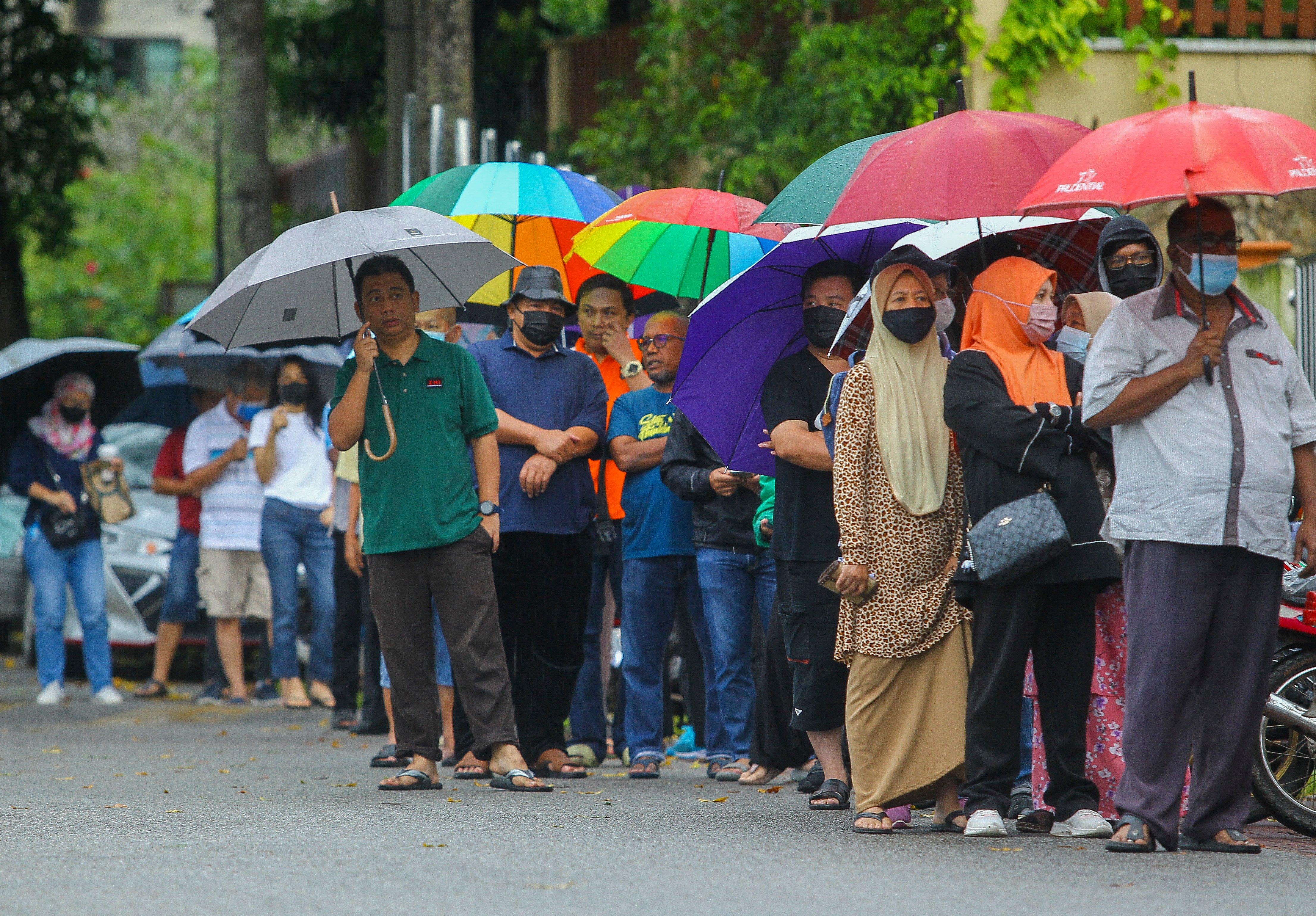 Crowds despite the rain at the polling centre of Sekolah Rendah Jenis Kebangsaan (C) Chung Hua, Rantau. NSTP/AZRUL EDHAM