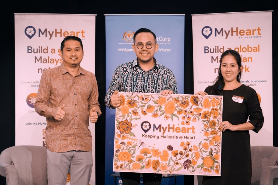 Human Resources Minister Steven Sim Chee Keong (middle) and TalentCorp Group Chief Strategy Officer Nazrul Aziz (left) presented with a batik piece designed by UK-based Malaysian batik artist Shirlyn Low of #BatikYing. 