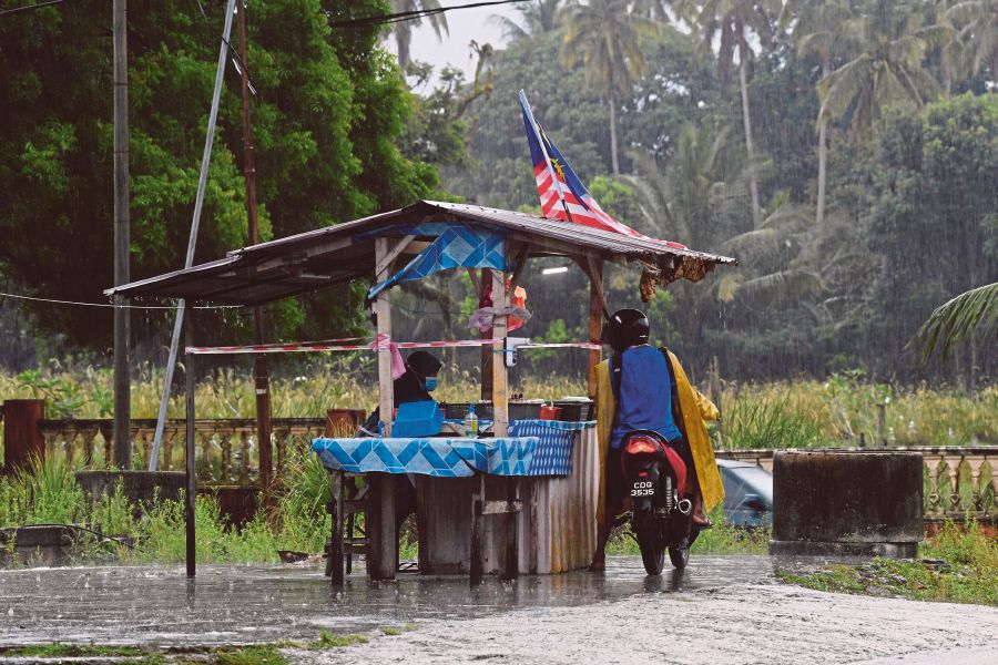 MetMalaysia has issued a weather warning, with heavy rain expected today and Friday, in Kedah, Penang and Perak. - BERNAMA Pic